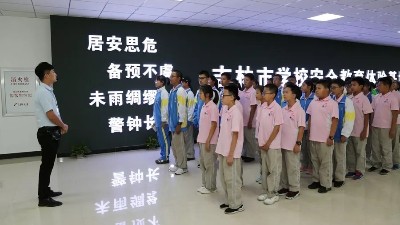 织初一年级全体学生到市学校安全教育体验基地，进行消防、防震、交通、防溺水、防踩踏等实景模拟体验和安全知识学习活动。